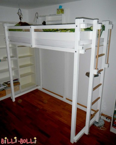 Młodzieżowe łóżko na antresoli z buku, pomalowane na biało, z drabinką w pozy … (Młodzieżowe łóżko na antresoli)
