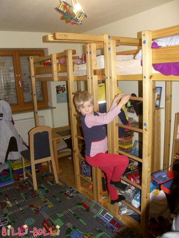 Zwee Jugend-Loftbetten, hei gewise mat engem Spillkran. (Jugend-Loftbett)