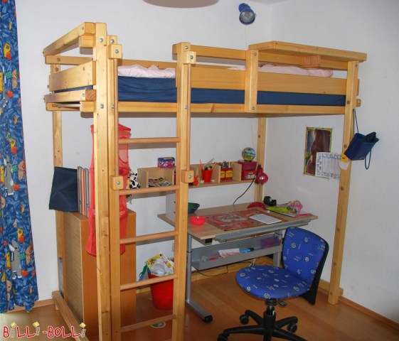 Den Jugend-Loftbett aus geöltem a gewaxtem Fichteholz. Mat enger Héicht vun 1 … (Jugend-Loftbett)