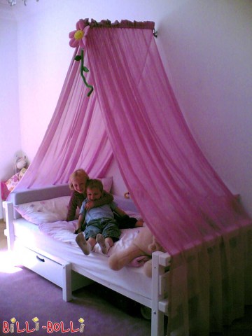 Niski omladinski krevet, tip C, u bijelom lakuiranom bukovom drvetu. (Niski kreveti za mlade)