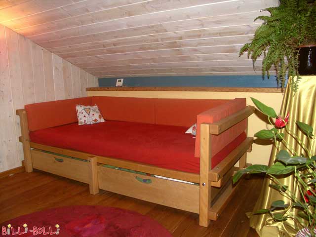 La cama baja para asolescentes tipo C en haya aceitada-encerada. Queda bien con techos abuhardillados si la buhardilla es más bien baja (y si no pega con cualquier habitación).