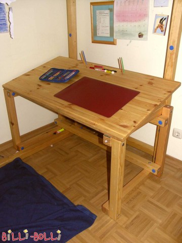 Otroška pisalna miza 123 × 63 cm iz oljenega in voskanega bora. Raste skupaj z … (Otroška pisalna miza in premični podstavek)