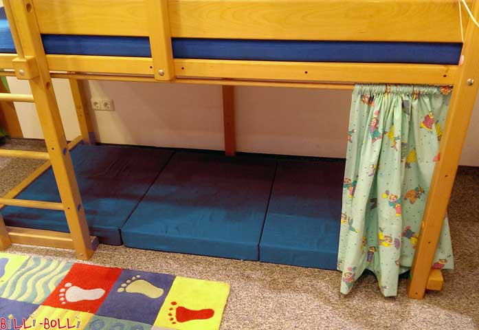 Notre matelas pliant en mousse peut être placé sous le lit mezzanine … (Matelas pliants)
