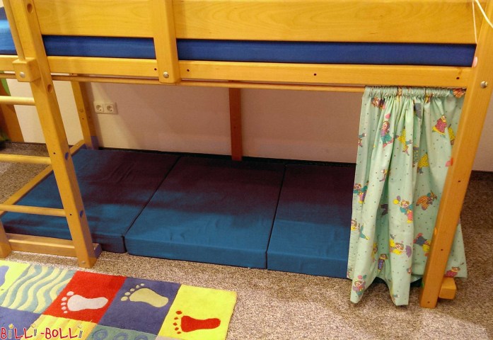 Náš penový skladací matrac sa zmestí do priestoru pod úrovňou spania poscho … (Skladací matrac)