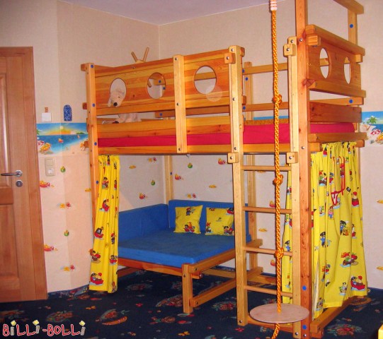 Den skreddersydde, koselige hjørnesengen med utadvendt gyngestang. Putesettet … (Koselig hjørneseng)