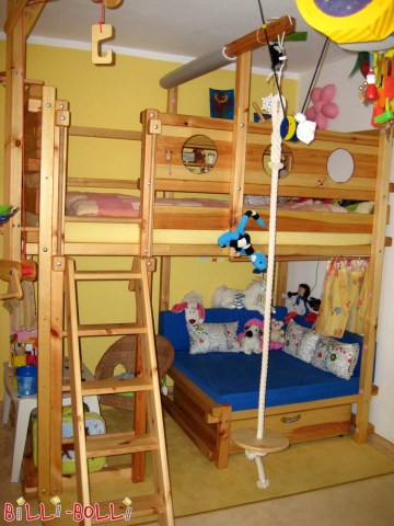 Mājīgā stūra gulta no priedes, ar spilveniem un matraci mājīgajam stūrī … (Mājīga stūra gulta)