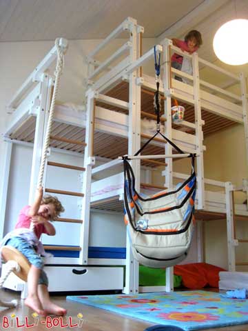 A Bunk Bed Laterally Staggered for Four, lacquered in white. Equipped here with even taller legs at the customer’s request, which enable the use of a higher fall guard for the upper level.