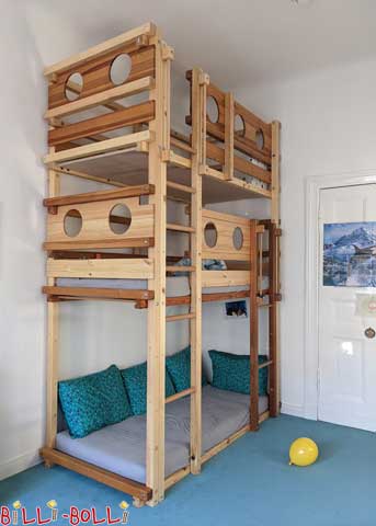 This bed was built as a loft bed for 8 years and was then converted into a skyscraper bunk bed with additional parts. The color differences of the individual parts are caused by the fact that pine darkens significantly over the years under the influence of the sun. The beams and boards previously used in the loft bed are therefore darker. At the customer's request, the lowest sleeping level was mounted entirely on the floor (height 1). When assembling the ladder, the family omitted individual rungs to prevent very young children from climbing up. The conversion of our Billi Bolli bunk bed is now complete and it looks very nice. Thank you again for your support! Regards Family Rode