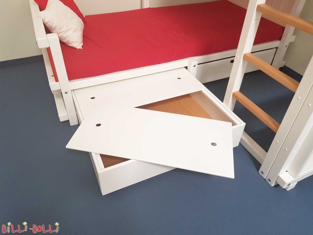 Sengebunnstrekket, her malt i hvitt. Sengebunnen er også hvit (kun … (Sengeskuffer)