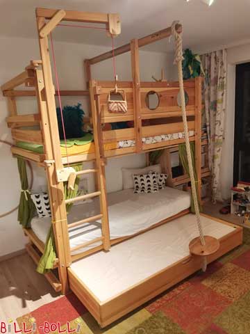 سرير بطابقين للبحار مصنوع من خشب الصنوبر ، هنا مع سرير صندوق سرير تحته (أدراج السرير)
