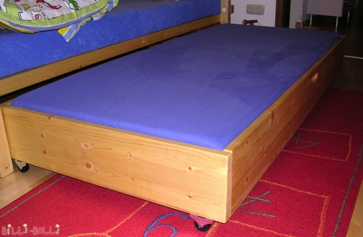 Sengebunnen, her under en lav ungdomsseng. Kan enkelt trekkes ut ved behov. (Sengeskuffer)