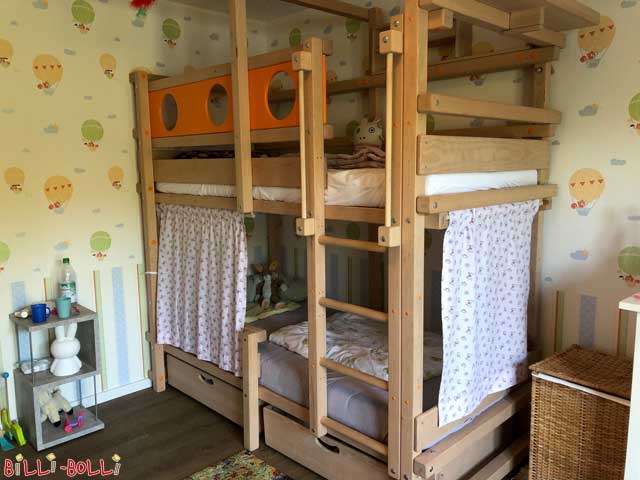 سرير بطابقين من خشب الزان مع الستائر (زخرفي)