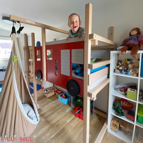 Micul pompier este la următoarea scenă într-o clipită. (Mașină de pompieri)