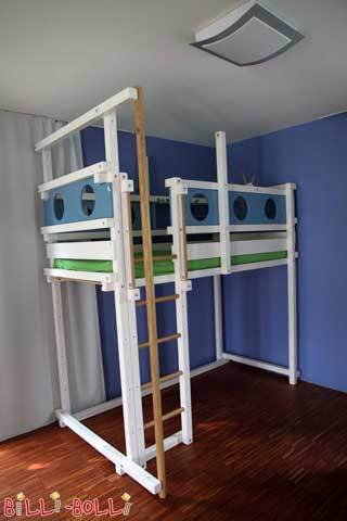 Podstrešna postelja, ki raste z otrokom, je tukaj pobarvana belo in … (Plezati)