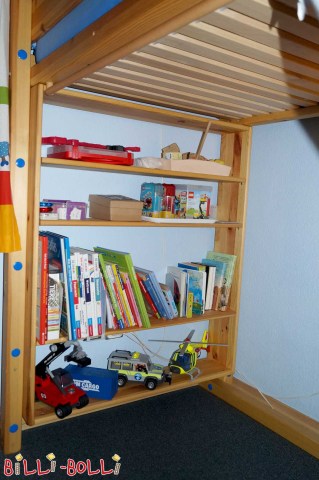 Büyük yatak rafı. (Raflar ve komodin)