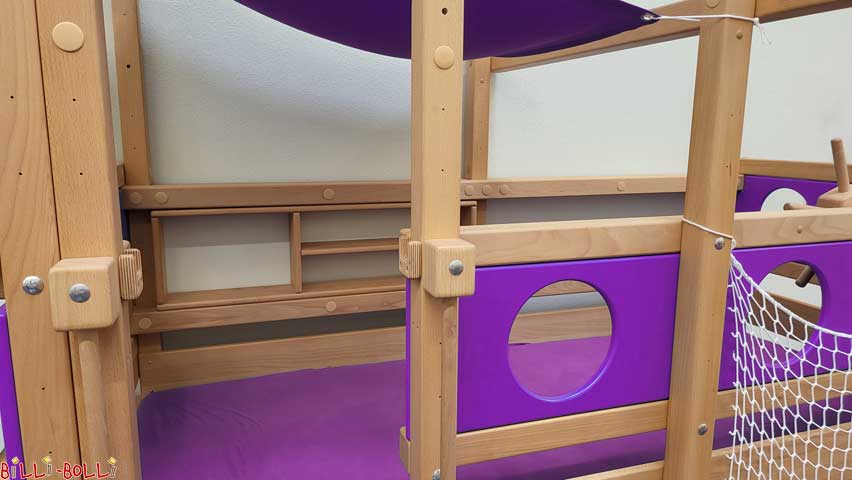 Mała półka na poddaszu lub łóżku piętrowym (Półki i stolik nocny)