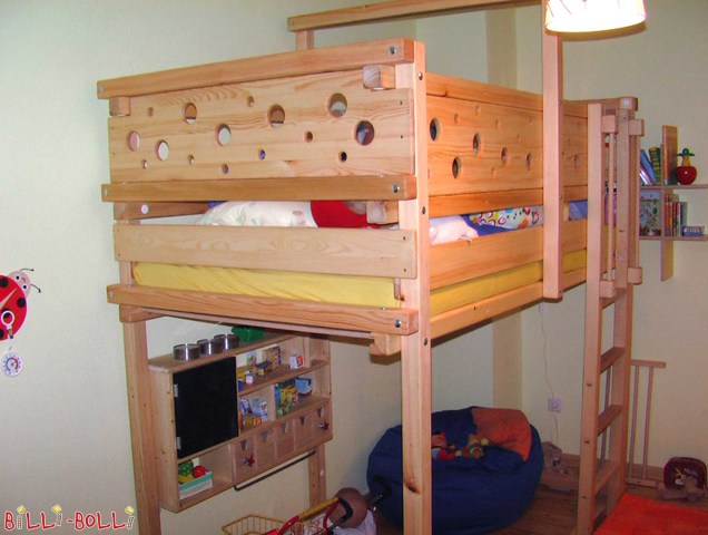 Bēniņu gulta, kas aug kopā ar bērnu, šeit kā peļu gulta. (Pīļu tematiskie dēļi)