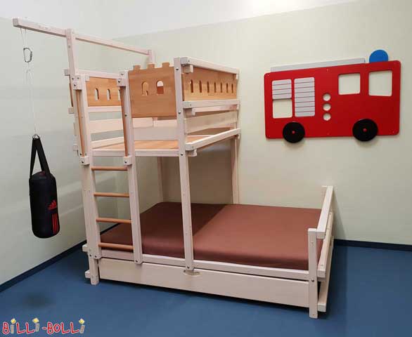 Uma cama inclinada com um colchão de largura de 140 cm. Os tabuleiros … (Quadros temáticos)