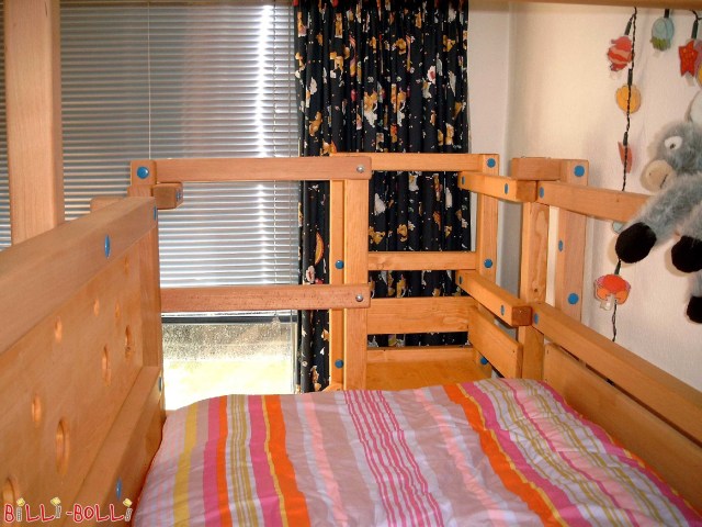 Do stolpa s toboganom lahko dostopate neposredno z zgornjega ležišča po … (Drsnik)