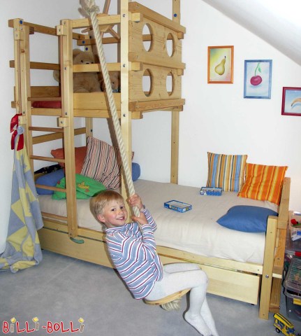 Luonnon hampusta valmistettu kiipeilyköysi, jossa on keinukiekko. (Ripustettavaksi)