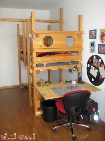 Šeit redzams uz āru vērstais rakstāmgaldiņa stiprinājums īsajā pusē. Tas ir i … (Rakstāmā planšete)