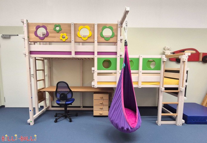 Šajā gadījumā rakstāmgalds ir uzstādīts visā garumā zem 2C tipa divstāvu … (Rakstāmā planšete)