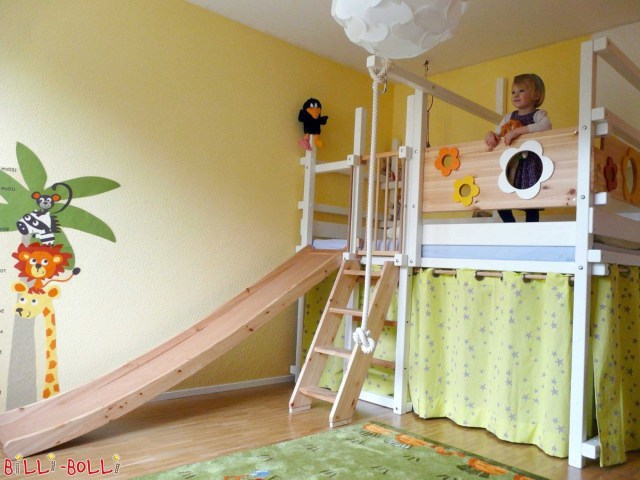 Bēniņu gulta, kas aug kopā ar bērnu, ar piederumiem. (Dēļi ar ziedu motīviem)