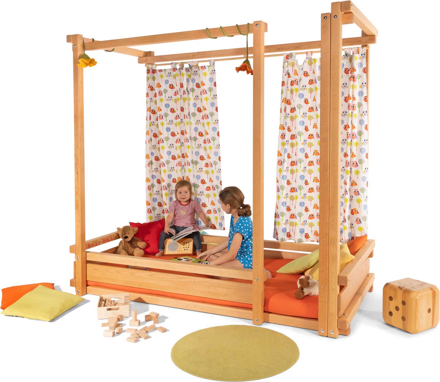 La cama alta ajustable a la edad en haya, montada en la altura&nbsp;1. Aquí con barras de cortina y colchón Nele Plus.
