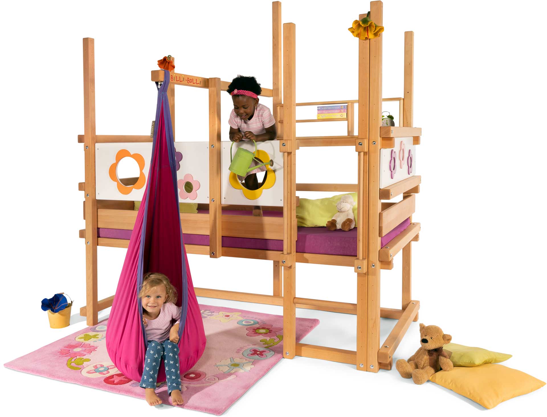 Hauteur&nbsp;3, version en hêtre. Ici avec planches thématiques à motif floral, barre de suspension, niche suspendue, petite étagère de lit et matelas Nele Plus.