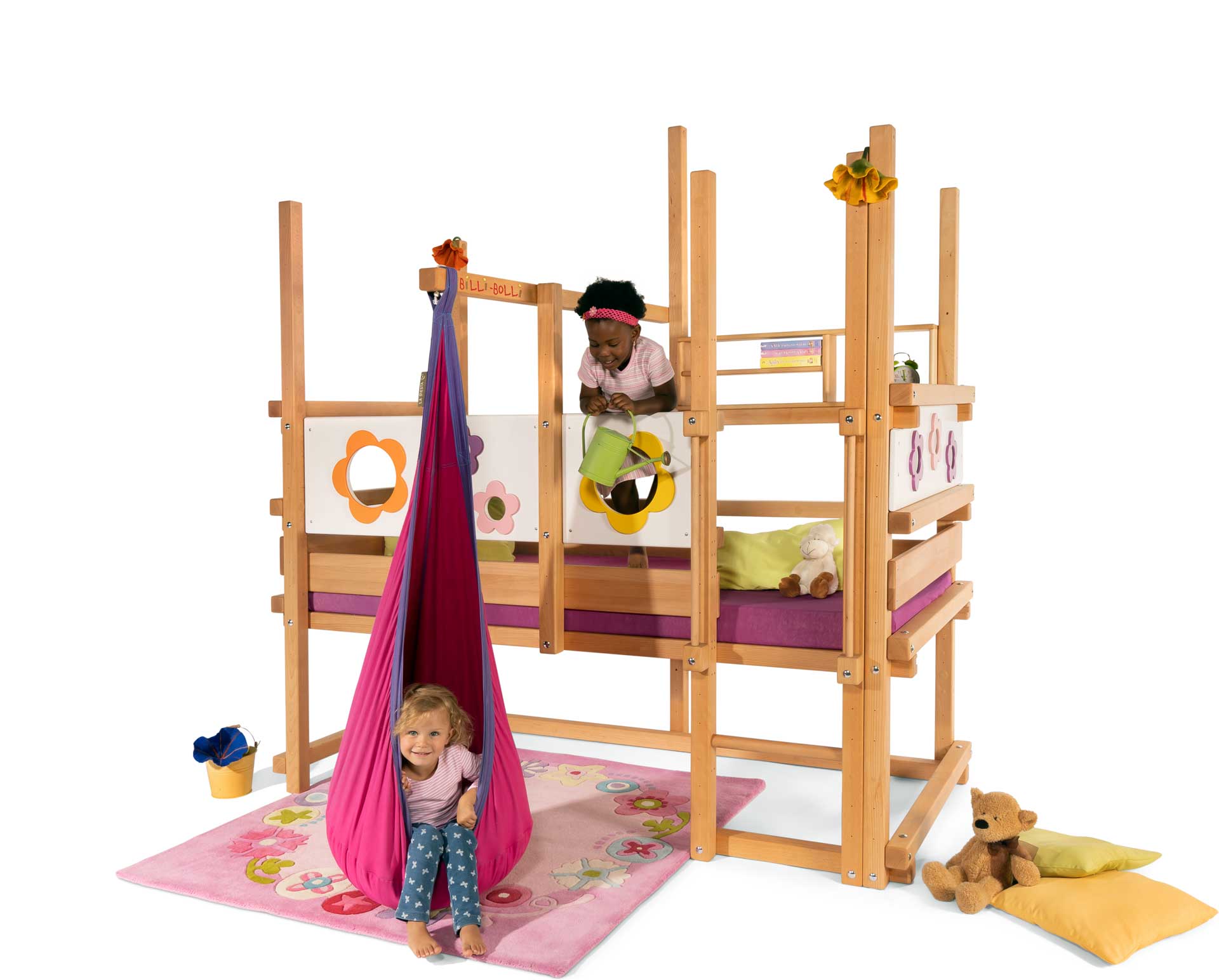 Hauteur&nbsp;3, version en hêtre. Ici avec planches thématiques à motif floral, barre de suspension, niche suspendue, petite étagère de lit et matelas Nele Plus.