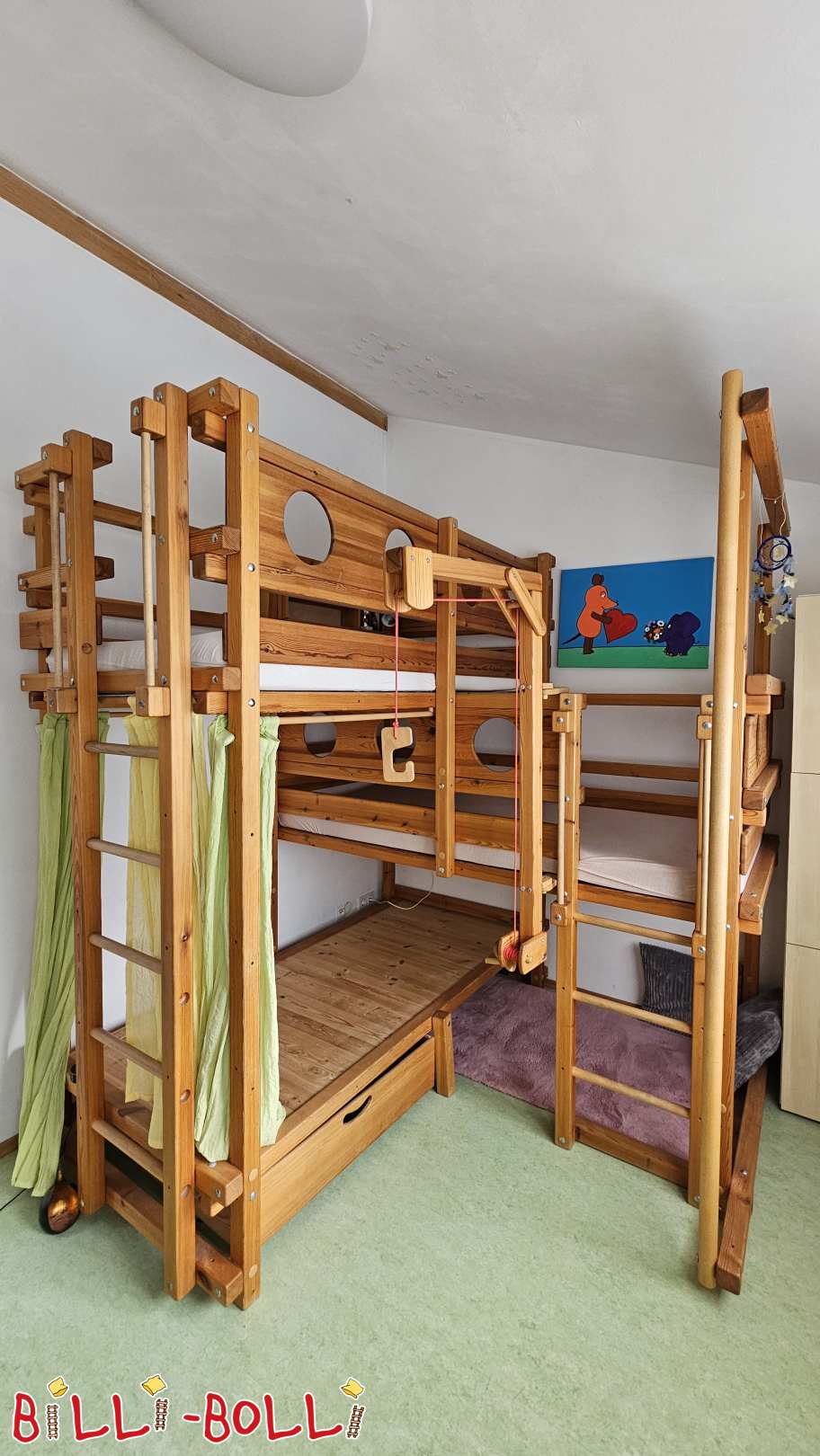 3-kārtīga divstāvu gulta, sāniski nobīdīta, ar rotaļu celtni un ugunsdzēsēja stabu (Kategorija: Bēniņu gulta, kas aug kopā ar bērnu lietotu)