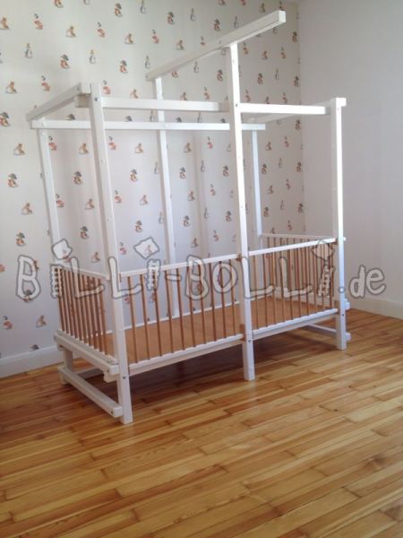 مهد أطفال مصنوع من خشب الزان، مطلي باللون الأبيض (باب: سرير علوي مستعمل)