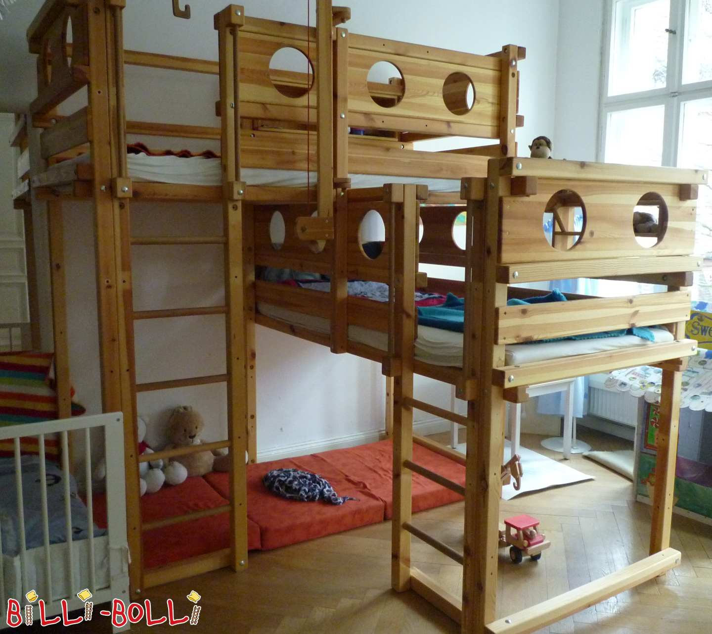 Double-top bed over corner plus conversion kit into twin beds (Category: Both-Up Bunk Beds pre-owned)