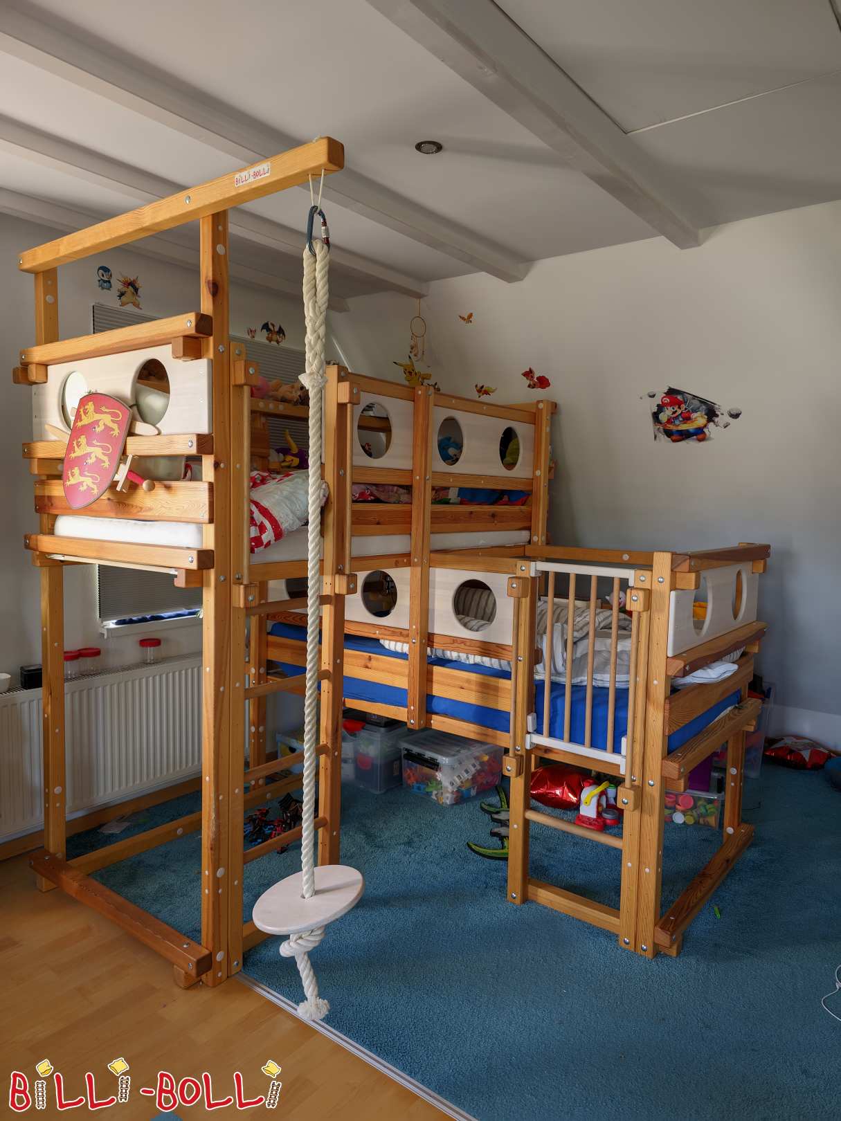 Abu augšstāva divstāvu gulta, pāri stūrim ar šaujamlūku tematiskajiem dēļiem, Hannovere (Kategorija: Abas augšējās divstāvu gultas lietotas)