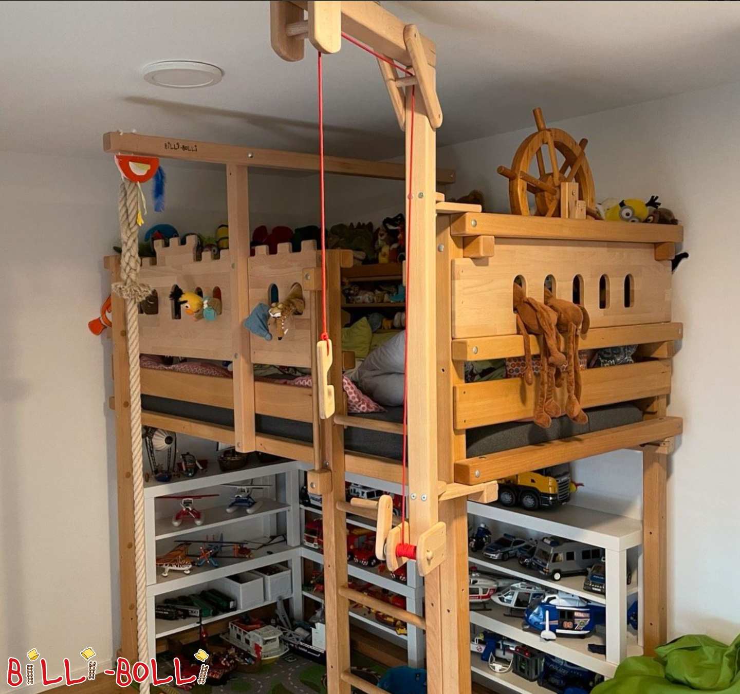 Billi-Bolli loftová postel 100x200 cm s mnoha doplňky - BUK (Kategorie: Podkrovní postel roste s dítětem použité)