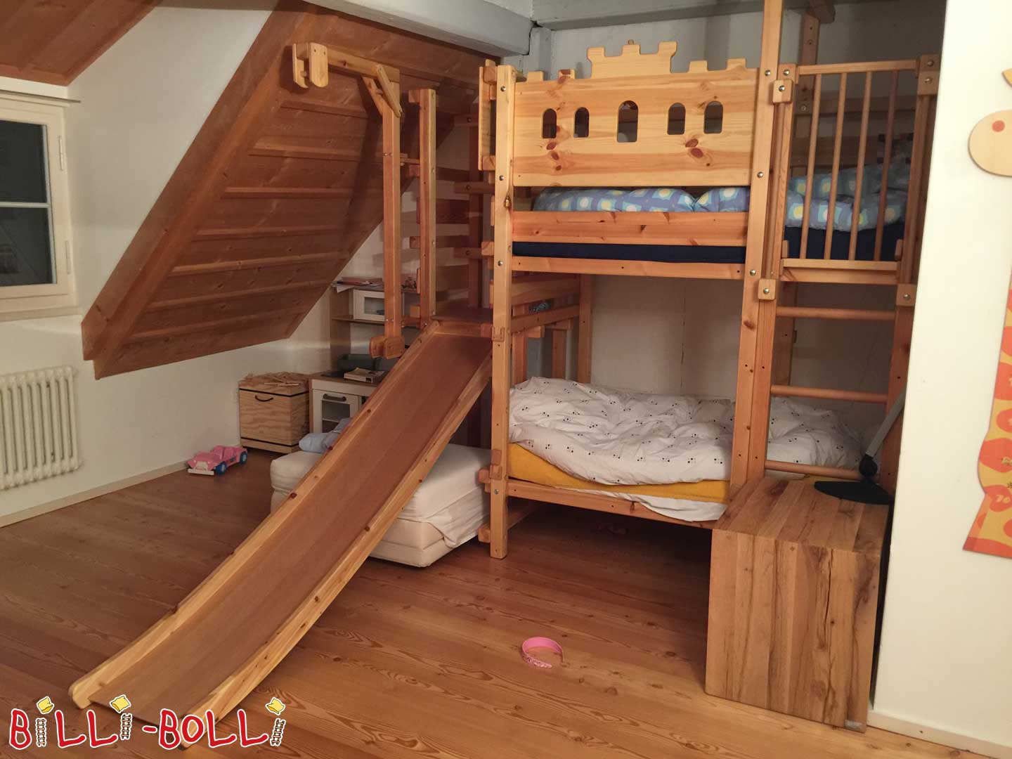 Viršutinė lova, šoninis poslinkis, dviaukštė lova su čiuožyklos bokštu (Kategorija: Naudota vaikiška lovelė)