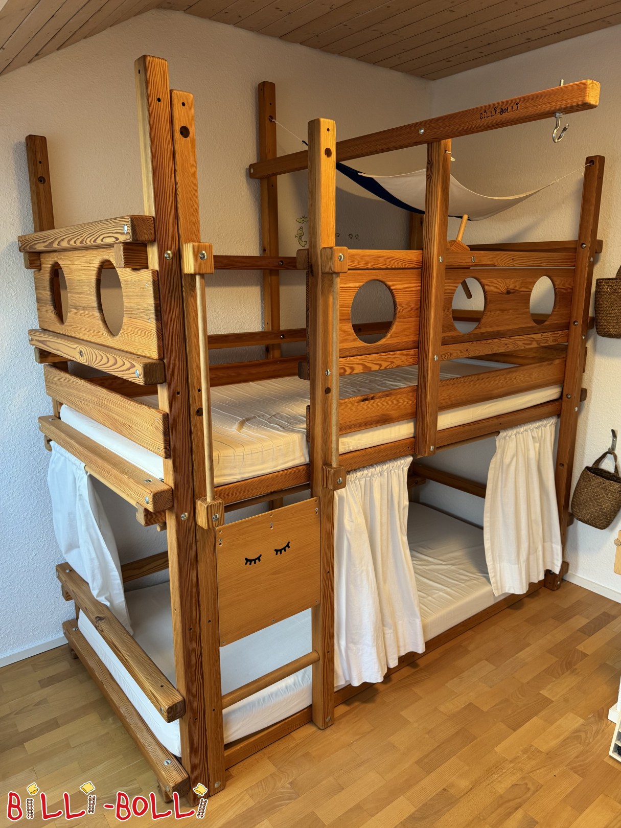 Anúncio 5743: Cama de dois andares Billi-Bolli (90 x 200 cm) em pinho, incluindo acessórios Cama de dois andares Billi-Bolli (90 x 200 cm) em pinho, incluindo acessórios (Categoria: Cama alta que acompanha o crescimento da criança, em segunda mão)