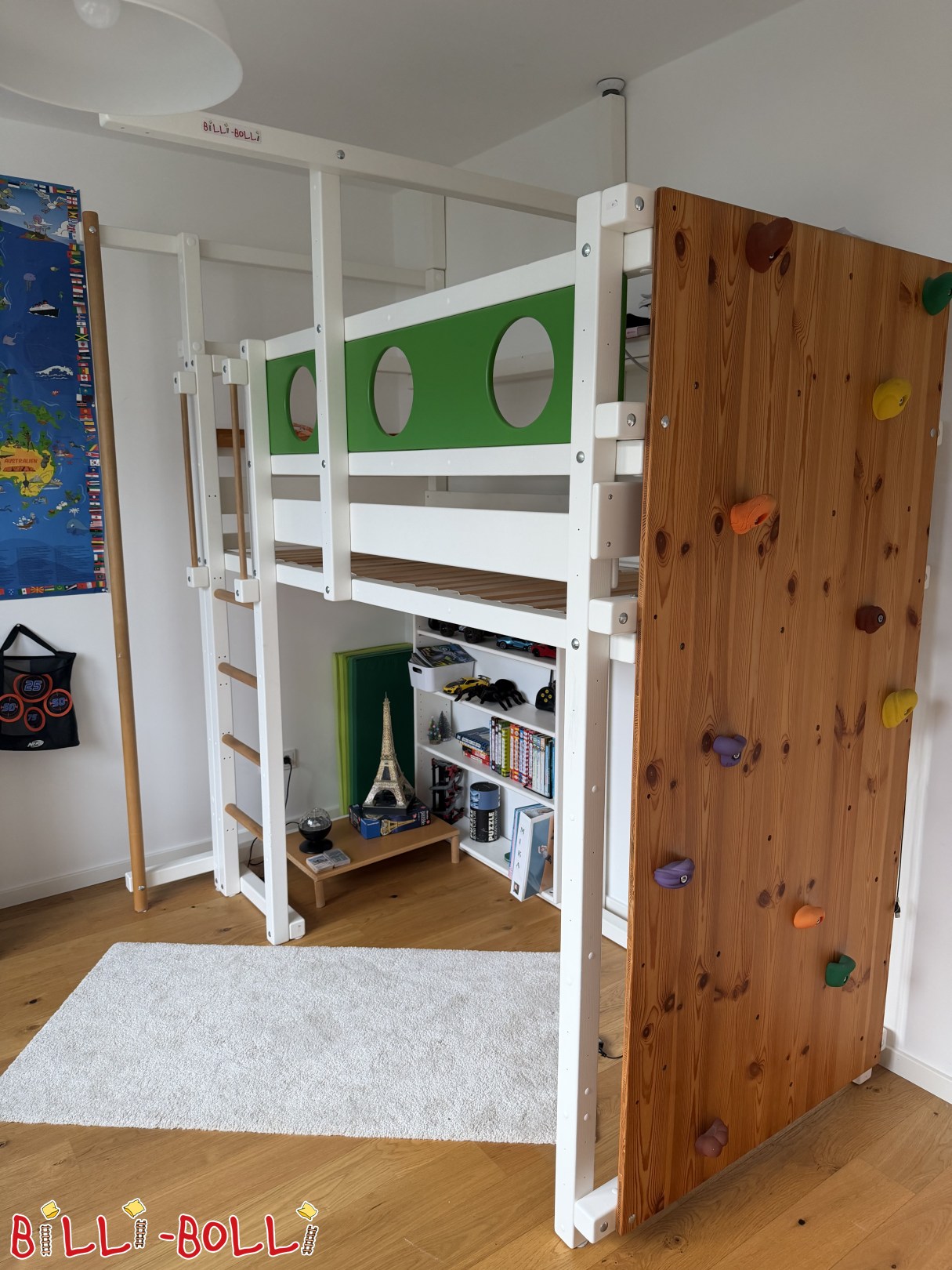 Publicidade 5700: Cama alta Billi-Bolli | lacada a branco | parede de escalada, escorrega em forma de fogueira e muito mais. Cama alta Billi-Bolli | lacada a branco | parede de escalada, escorrega em forma de fogueira e muito mais. (Categoria: Cama alta que cresce com a criança usada)