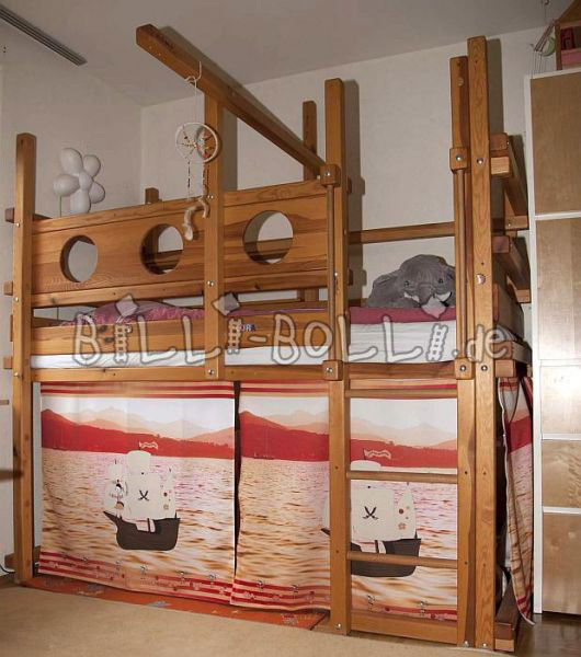 बिली-बोल्ली मचान बिस्तर (कोटि: मचान बिस्तर का इस्तेमाल किया)