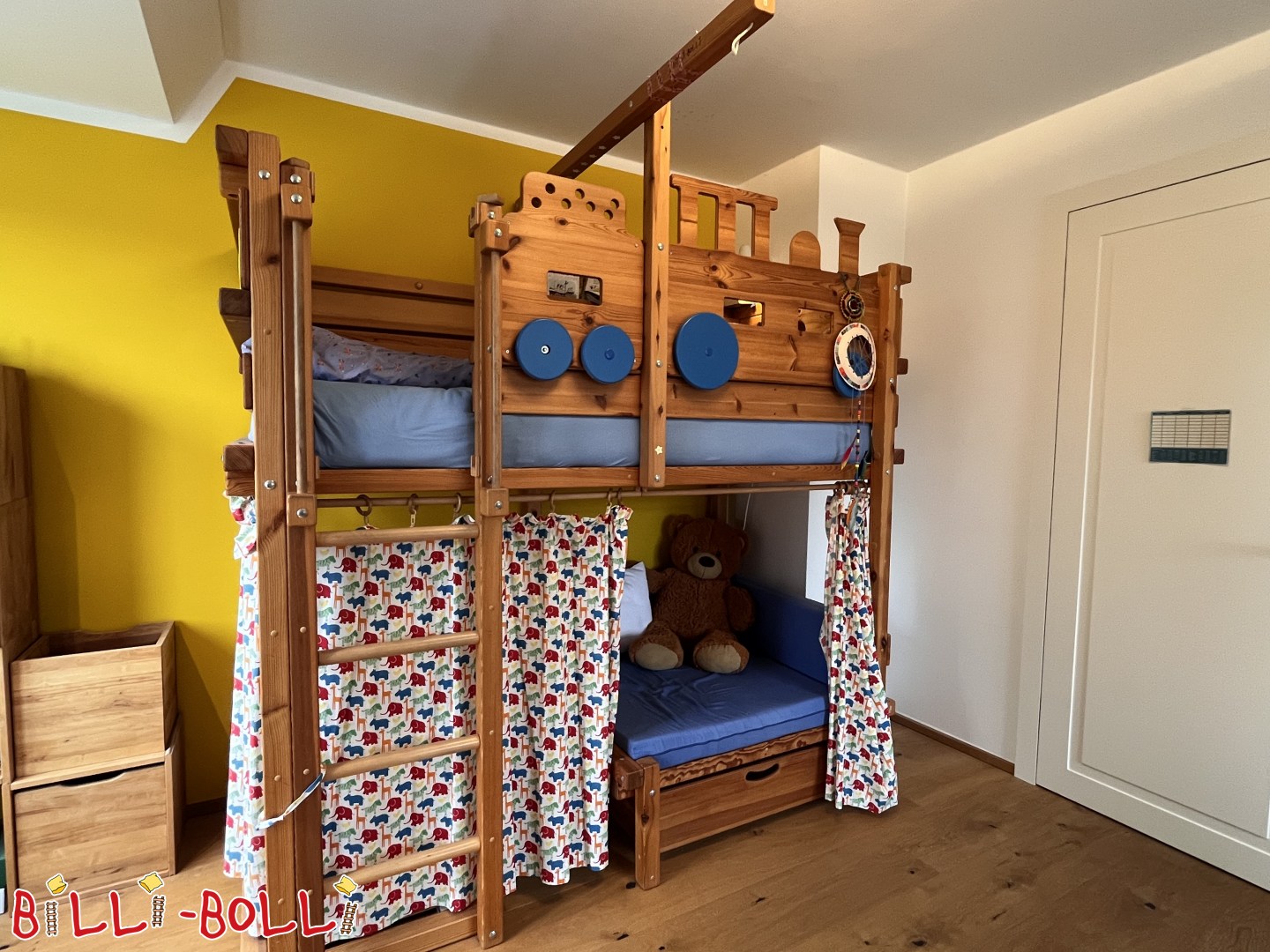 Publicidade 5701: Cama com recanto aconchegante Billi-Bolli 90×200 cm, pinho, comboio Cama com recanto aconchegante Billi-Bolli 90×200 cm, pinho, comboio (Categoria: Cama alta que cresce com a criança usada)