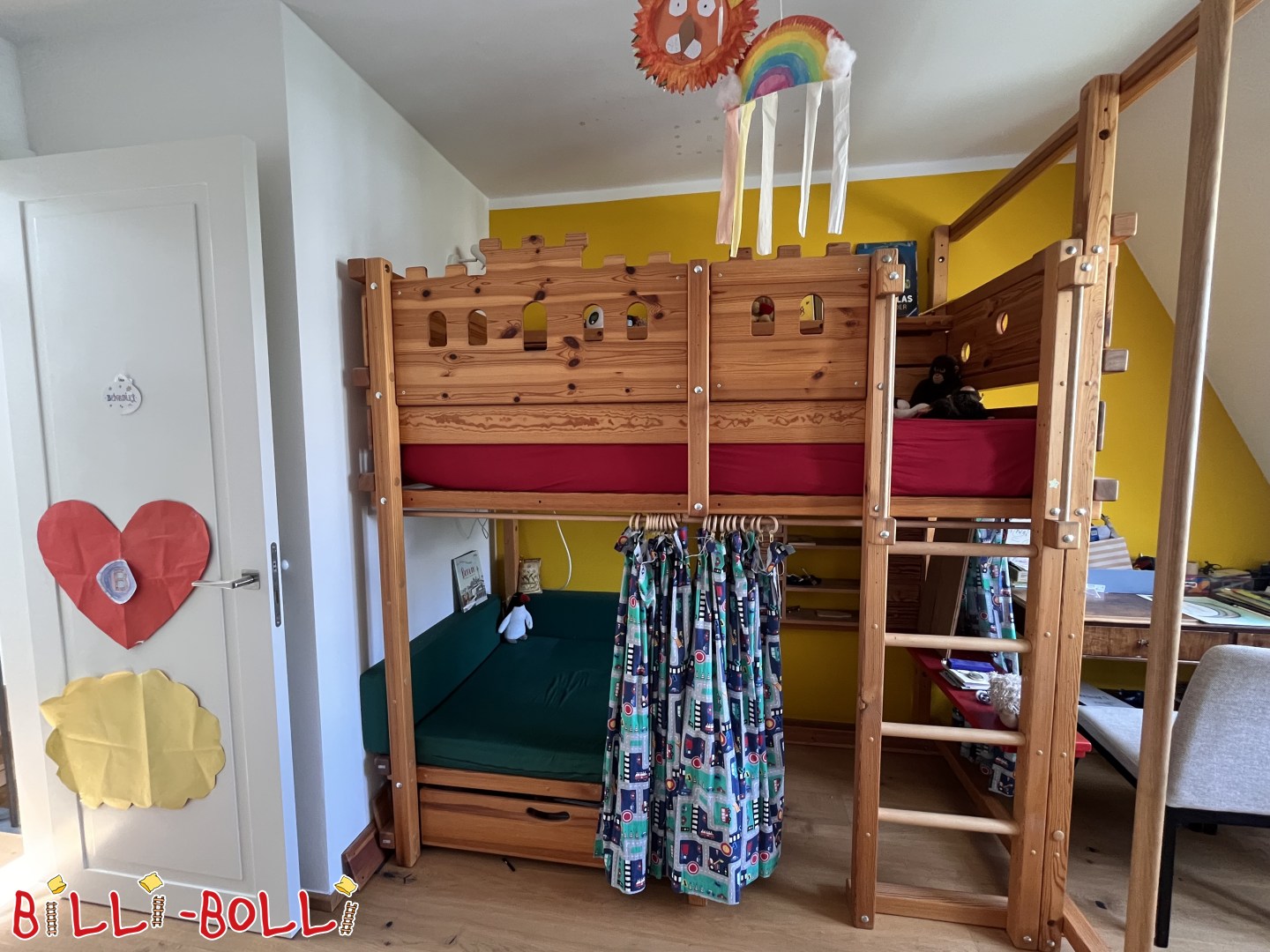 Reklama 5698: Postel Billi-Bolli s útulným koutkem 90×200 cm, borovice, rytířský hrad + hasičská stanice Postel Billi-Bolli s útulným koutkem 90×200 cm, borovice, rytířský hrad + hasičská stanice (Kategorie: Půdní postele, které se používají s dítětem)
