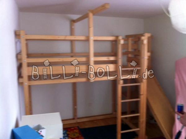 Billi Bolli Tetőtéri ágy, amely a gyermekkel nő (Kategória: Tetőtéri ágy használt)