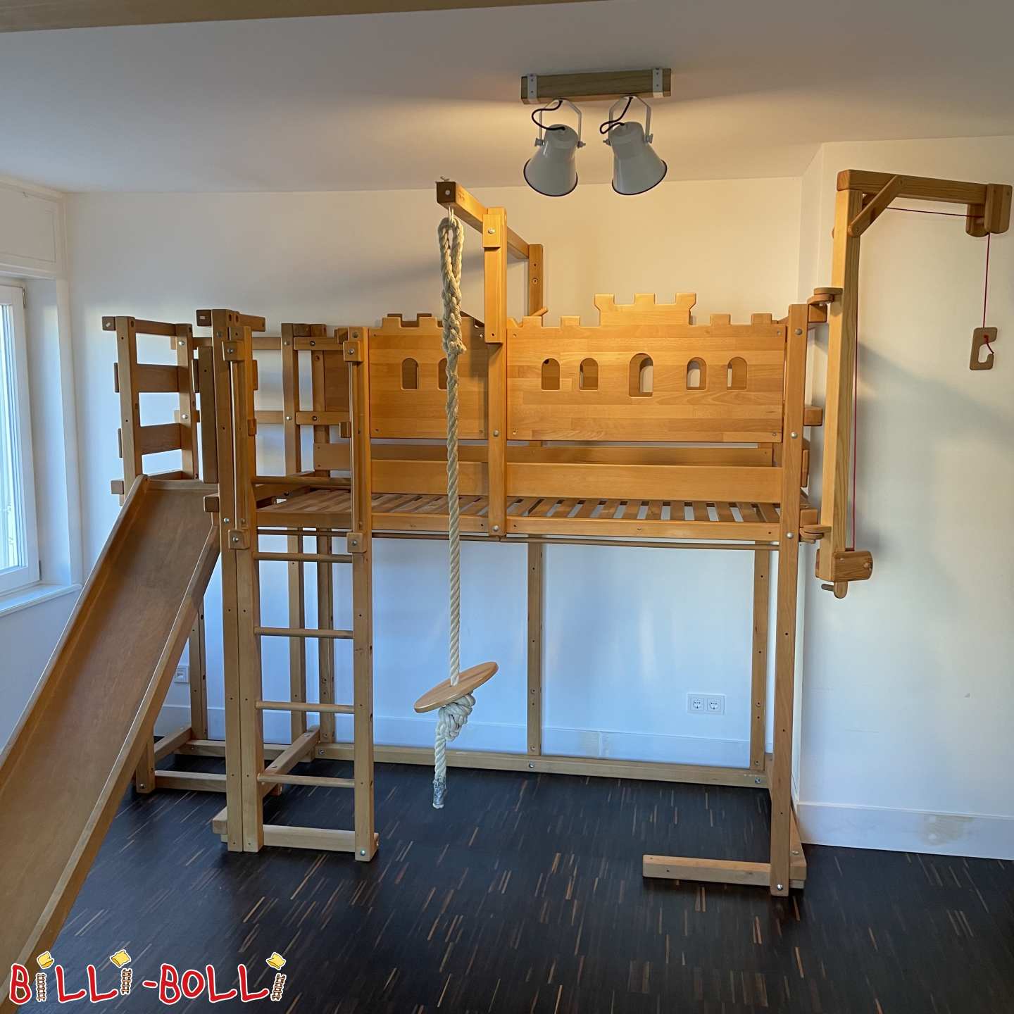 Łóżko na poddaszu Billi-Bolli Pirate/Knight z mnóstwem akcesoriów (Kategoria: Łóżko piętrowykorzystaliśmy)