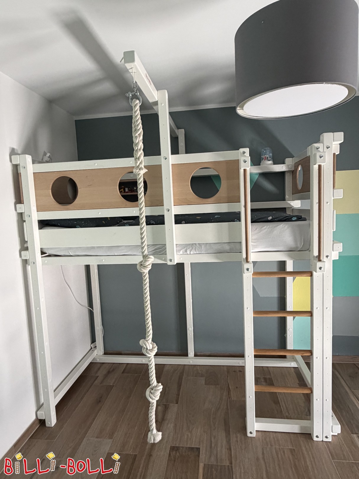 Reklamm 5733: Porthole-Loftbett, justéierbar wéi d'Kand wiisst, wäiss lackéiert Fichte Porthole-Loftbett, justéierbar wéi d'Kand wiisst, wäiss lackéiert Fichte (Kategorie: Loftbett mat Armaufleeën a Leeder, gebraucht)
