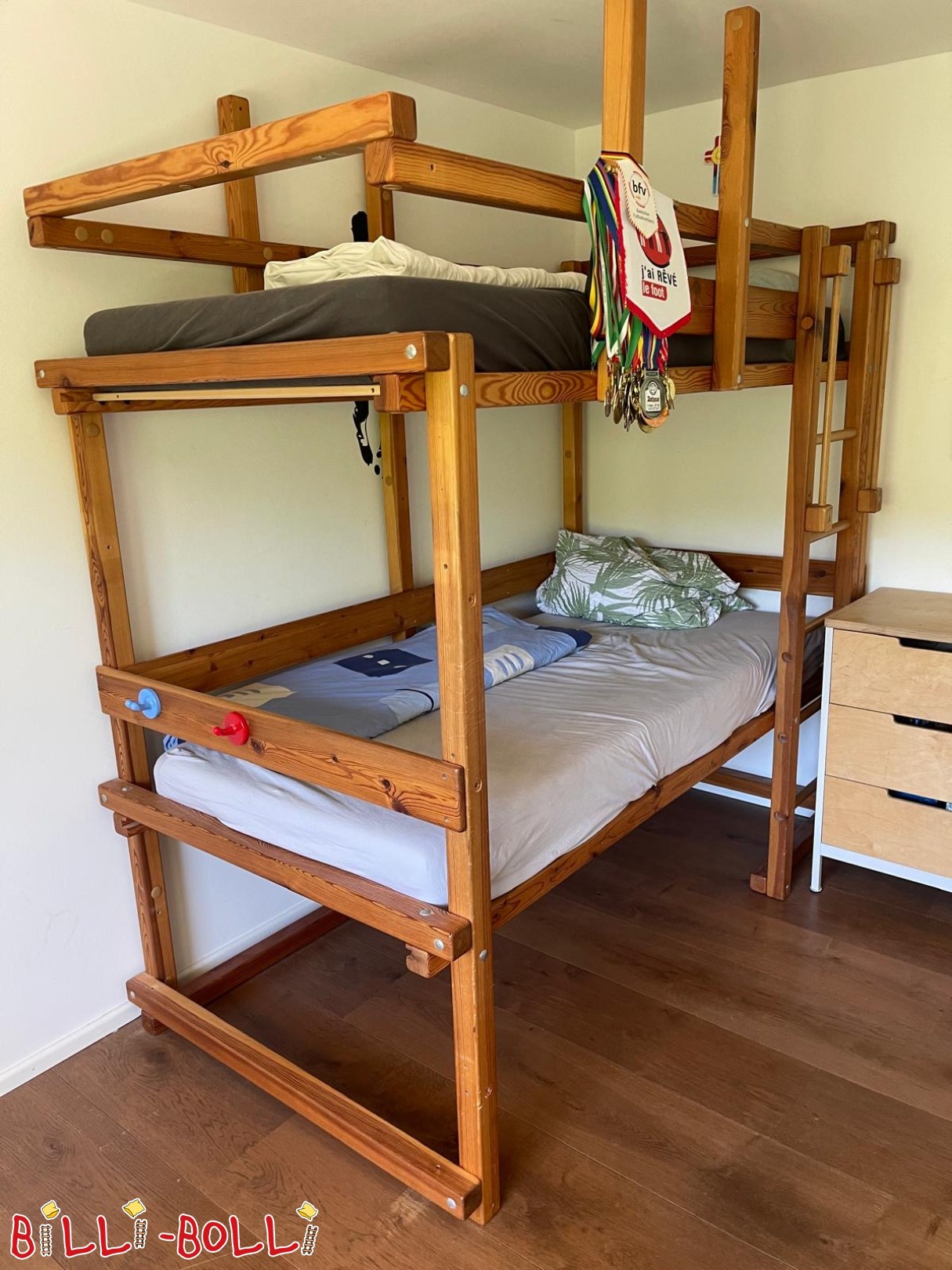 Aanbod 5745: Hoogslaper/stapelbed met trapje voor schuine dakhelling, 100x200 cm, van grenenhout Hoogslaper/stapelbed met trapje voor schuine dakhelling, 100x200 cm, van grenenhout (Categorie: Stapelbed gebruikt)