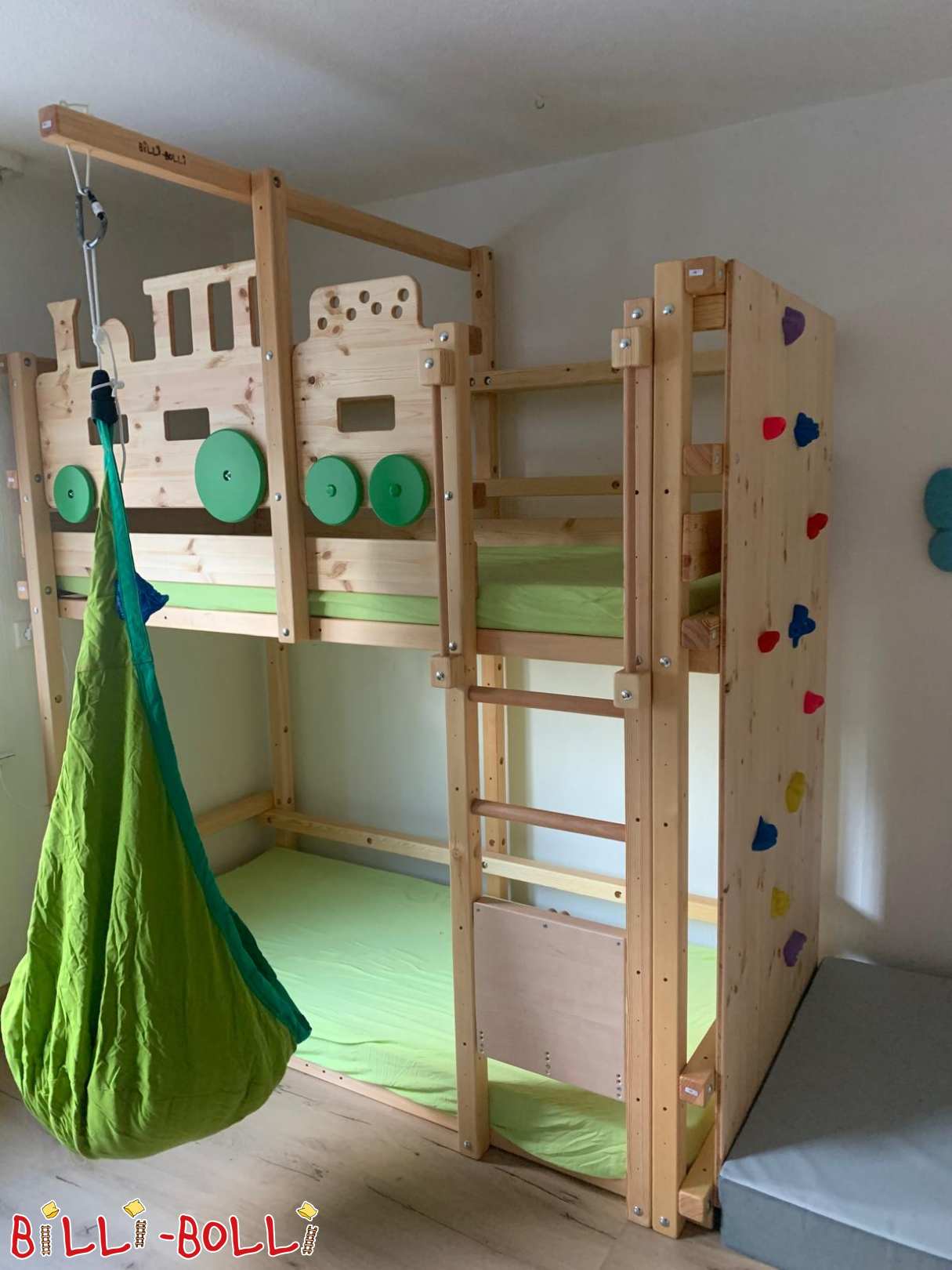 Stapelbed (versie voor kleine kinderen) met planken met spoorwegthema (Categorie: Stapelbed gebruikt)