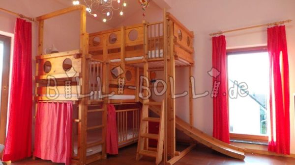 Triple Bett iwwer den Eck (Kategorie: Loft Bett néideg)