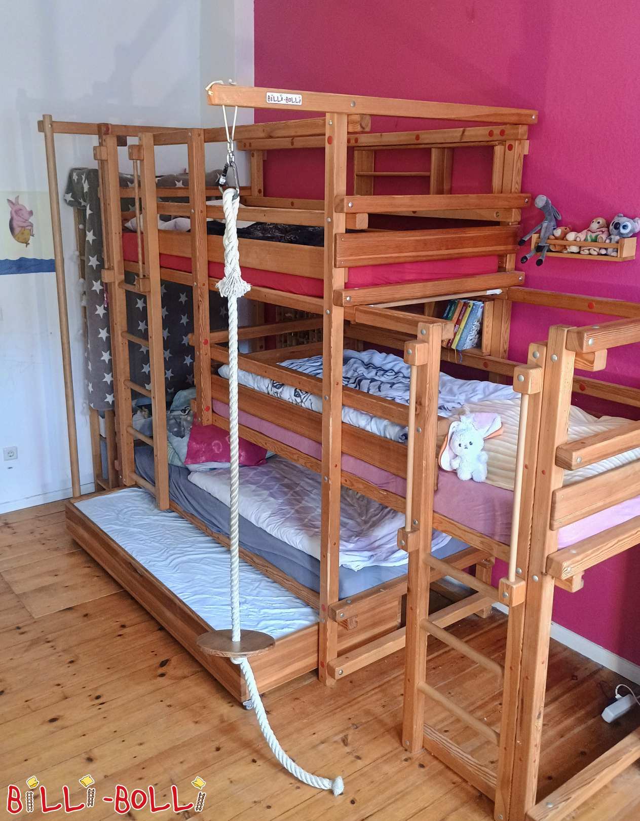 अतिथि बिस्तर, फायरमैन पोल और झूले के साथ ट्रिपल बंक बेड (श्रेणी: ट्रिपल चारपाईज़ का उपयोग किया गया)