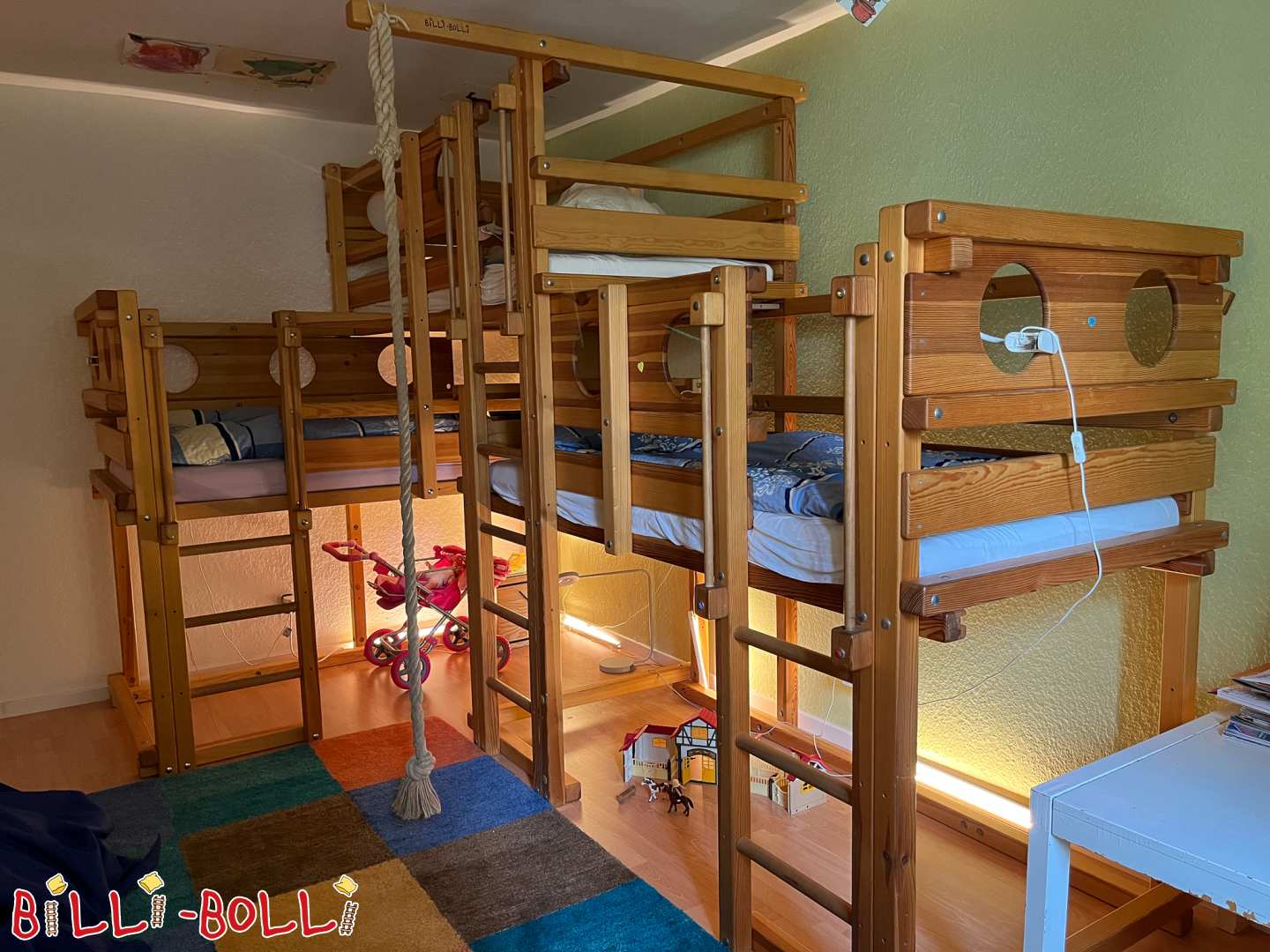 سرير بطابقين ثلاثي فوق الزاوية (التصنيف: اكسسوارات/قطع تمديد مستعملة)