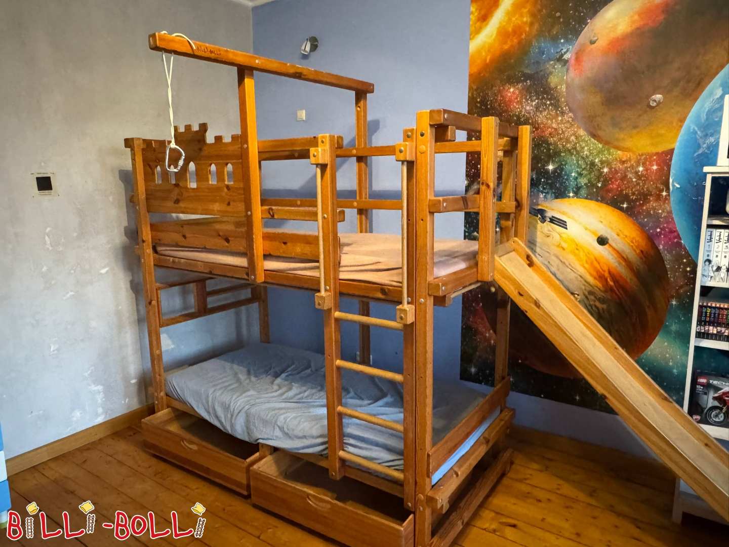 Leaba chaisleáin ridire do dhuine aonair i bpín olaithe le sleamhnán agus dhá bhosca leapa (Catagóir: Buncleapa athláimhe)